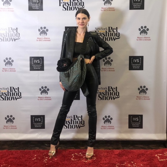 Meet your Posher :) - Picture 3 of 4